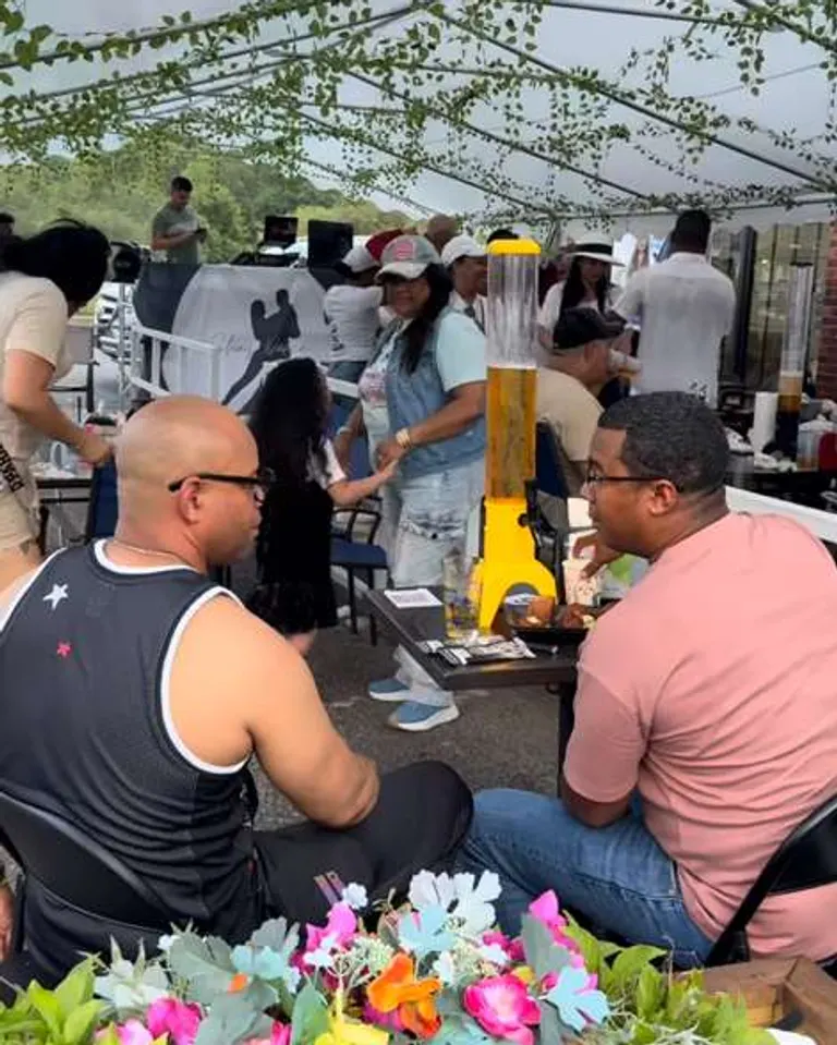 Ambiente real de un Matiné Cubanky, invitados conversando en mesas bajo la carpa